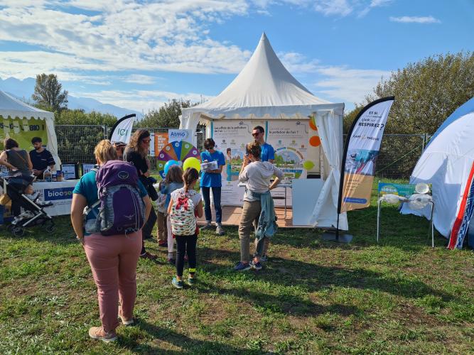 Présentation au stand d'Atmo à la coupe icare 2024