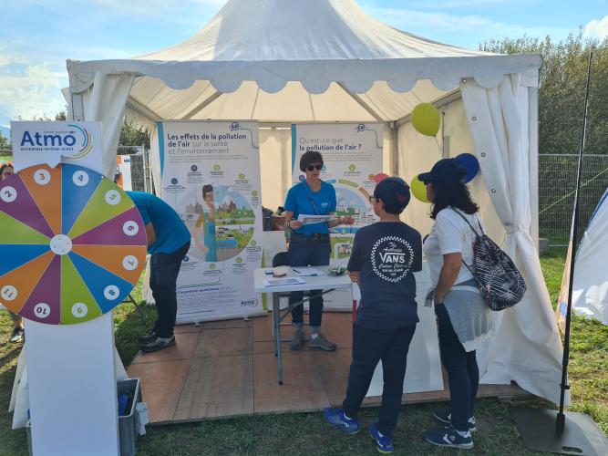 Activité roue sur le stand d'Atmo de la coupe icare